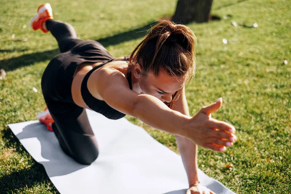 Outdoor Trainingskonzept Eine Junge Frau Trainingsanzug Macht Übungen Zur Dehnung Stockbild