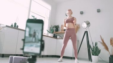 Online spor koçu konsepti. Genç beyaz kadın spor giyim koçu evde online derste bireysel antrenman yapıyor. Evde antrenman yapıyorum. Sağlık uygulaması ve sağlık konsepti