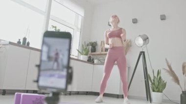 Online spor koçu konsepti. Genç beyaz kadın spor giyim koçu evde online derste bireysel antrenman yapıyor. Evde antrenman yapıyorum. Sağlık uygulaması ve sağlık konsepti