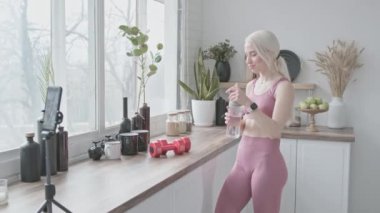 Online spor koçu konsepti. Genç beyaz kadın spor giyim koçu evde online derste bireysel antrenman yapıyor. Evde antrenman yapıyorum. Sağlık uygulaması ve sağlık konsepti