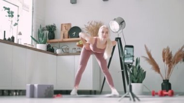 Online spor koçu konsepti. Genç beyaz kadın spor giyim koçu evde online derste bireysel antrenman yapıyor. Evde antrenman yapıyorum. Sağlık uygulaması ve sağlık konsepti