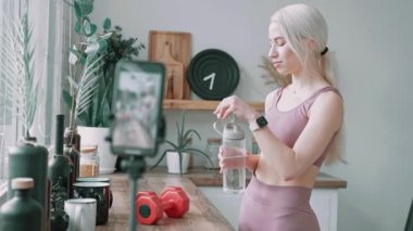 Online spor koçu konsepti. Genç beyaz kadın spor giyim koçu evde online derste bireysel antrenman yapıyor. Evde antrenman yapıyorum. Sağlık uygulaması ve sağlık konsepti