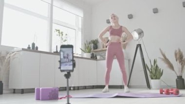 Online spor koçu konsepti. Genç beyaz kadın spor giyim koçu evde online derste bireysel antrenman yapıyor. Evde antrenman yapıyorum. Sağlık uygulaması ve sağlık konsepti
