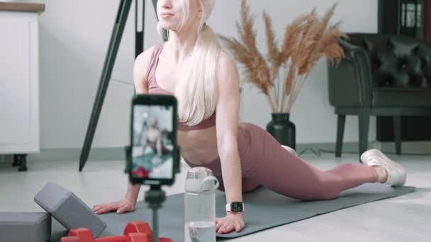 网上体育教练的概念 年轻的白人女子健身教练在家里穿着运动服在网上进行个人锻炼 家庭锻炼训练 健康实践和健康概念 — 图库视频影像