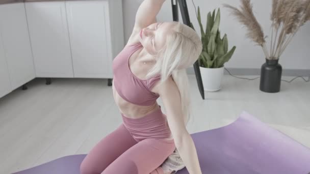 Conceptul Antrenor Sportiv Online Tânără Femeie Albă Antrenor Fitness Îmbrăcăminte — Videoclip de stoc