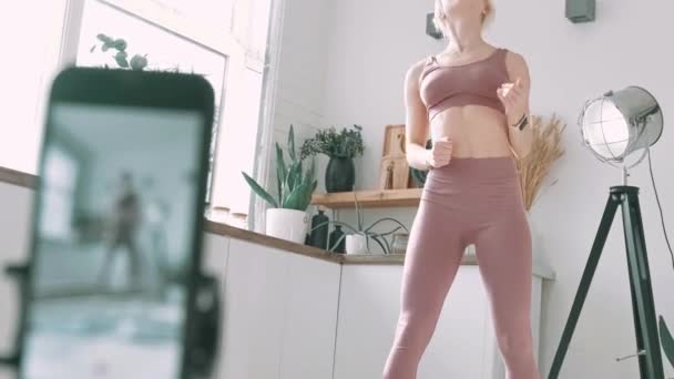 Concept Coach Sportif Ligne Jeune Femme Blanche Entraîneur Conditionnement Physique — Video