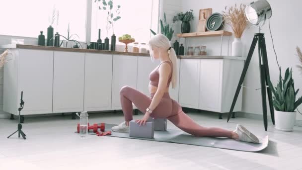 Conceptul Antrenor Sportiv Online Tânără Femeie Albă Antrenor Fitness Îmbrăcăminte — Videoclip de stoc