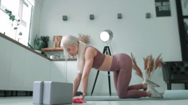 Online spor koçu konsepti. Genç beyaz kadın spor giyim koçu evde online derste bireysel antrenman yapıyor. Evde antrenman yapıyorum. Sağlık uygulaması ve sağlık konsepti