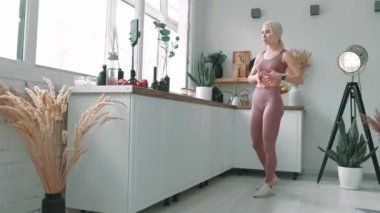 Online spor koçu konsepti. Genç beyaz kadın spor giyim koçu evde online derste bireysel antrenman yapıyor. Evde antrenman yapıyorum. Sağlık uygulaması ve sağlık konsepti