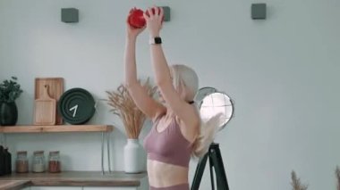 Online spor koçu konsepti. Genç beyaz kadın spor giyim koçu evde online derste bireysel antrenman yapıyor. Evde antrenman yapıyorum. Sağlık uygulaması ve sağlık konsepti