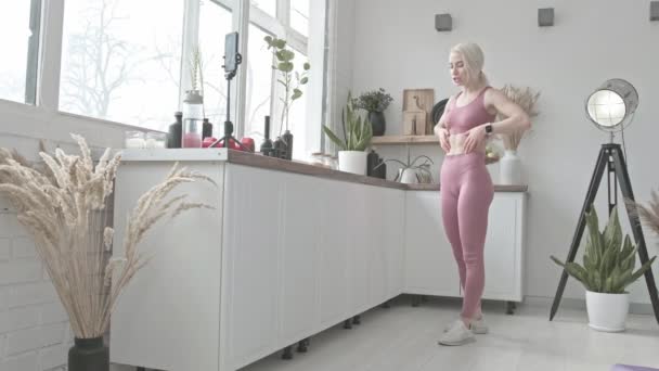 Online Sport Coach Concept Jonge Blanke Vrouw Fitness Coach Sportkleding — Stockvideo