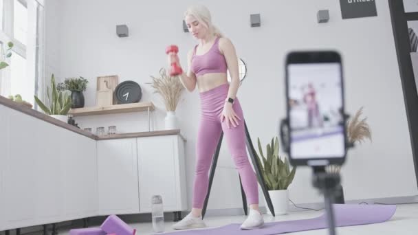 Online Sport Edző Koncepció Fiatal Fehér Fitness Edző Sportruházat Otthon — Stock videók