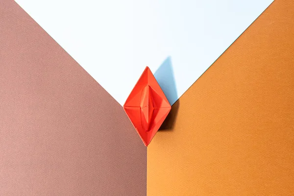 Kleines Rotes Papierboot Auf Papierhintergrund Konzeptuelles Abstraktes Bild Der Weiblichen Stockbild