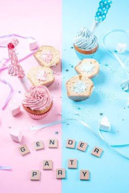 Bir partinin doğmamış çocuğun cinsiyetini tanıması için dekorasyon. Mavi ve pembe dolgulu kekler.