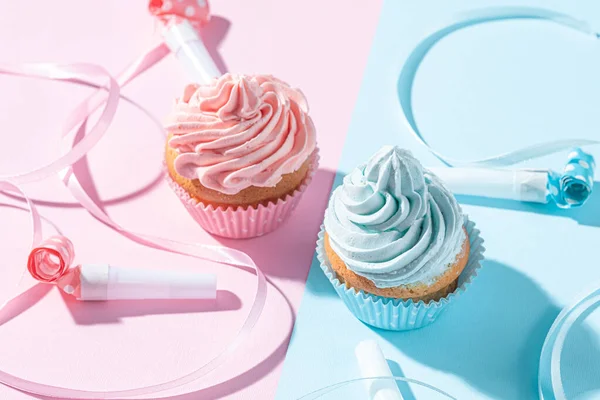 Könsparty Pojke Eller Flicka Två Cupcakes Med Blå Och Rosa — Stockfoto