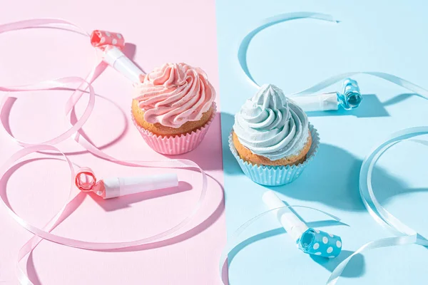Könsparty Pojke Eller Flicka Två Cupcakes Med Blå Och Rosa — Stockfoto