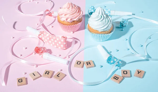 Könsparty Pojke Eller Flicka Två Cupcakes Med Blå Och Rosa — Stockfoto
