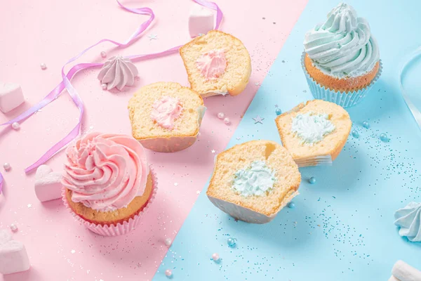 Bir partinin doğmamış çocuğun cinsiyetini tanıması için dekorasyon. Mavi ve pembe dolgulu kekler.