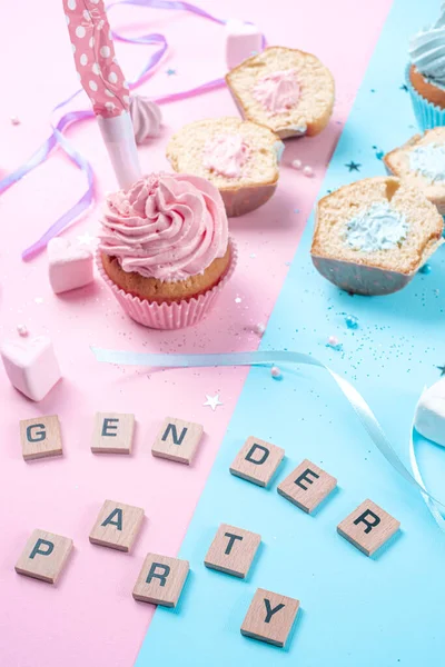 Bir partinin doğmamış çocuğun cinsiyetini tanıması için dekorasyon. Mavi ve pembe dolgulu kekler.