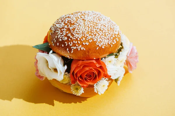 Burger Dengan Bunga Latar Belakang Kuning Stok Lukisan  