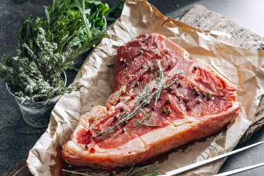 Çiğ et ve baharatlı biftek.