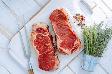 Akşam yemeği için taze biftek. Kaliteli çiğ biftek pişirmeye hazır.