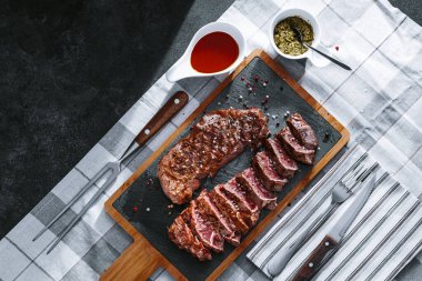 Akşam yemeği için taze, sulu biftek. Az pişmiş orta pişmiş iki kızarmış biftek.