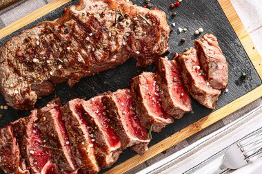 Akşam yemeği için taze, sulu biftek. Az pişmiş orta pişmiş iki kızarmış biftek.