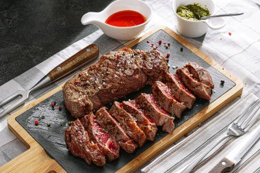 Akşam yemeği için taze, sulu biftek. Az pişmiş orta pişmiş iki kızarmış biftek.