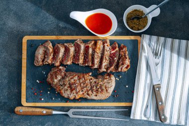 Akşam yemeği için taze, sulu biftek. Az pişmiş orta pişmiş iki kızarmış biftek.