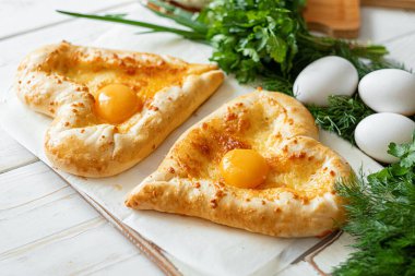 Kalp şeklinde iki khachapuri. Sevgililer Günü 'nde bir Gürcü restoranında iki kişilik yemek.