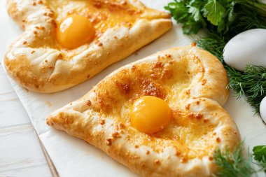 Kalp şeklinde iki khachapuri. Sevgililer Günü 'nde bir Gürcü restoranında iki kişilik yemek.