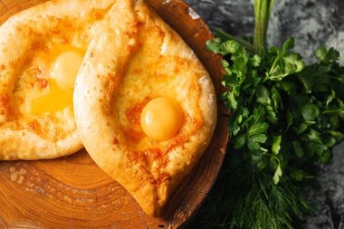iki Adjarian khachapuri geleneksel Gürcü tarzında.