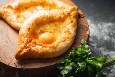 iki Adjarian khachapuri geleneksel Gürcü tarzında.