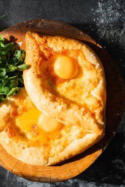 iki Adjarian khachapuri geleneksel Gürcü tarzında.