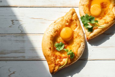 iki Adjarian khachapuri geleneksel Gürcü tarzında.