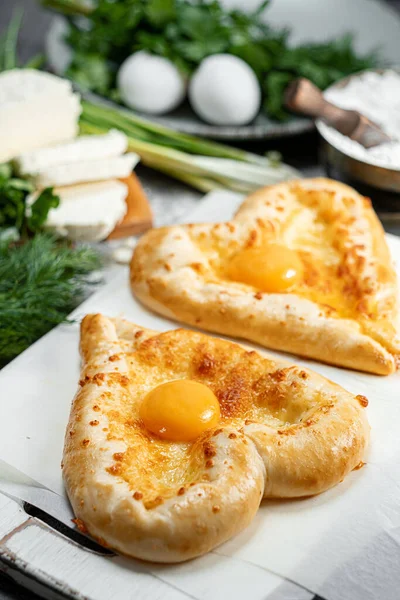 Kalp şeklinde iki khachapuri. Sevgililer Günü 'nde bir Gürcü restoranında iki kişilik yemek.