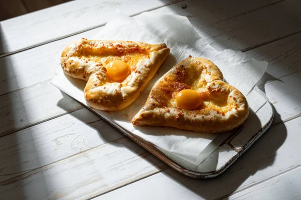 Kalp şeklinde iki khachapuri. Sevgililer Günü 'nde bir Gürcü restoranında iki kişilik yemek.