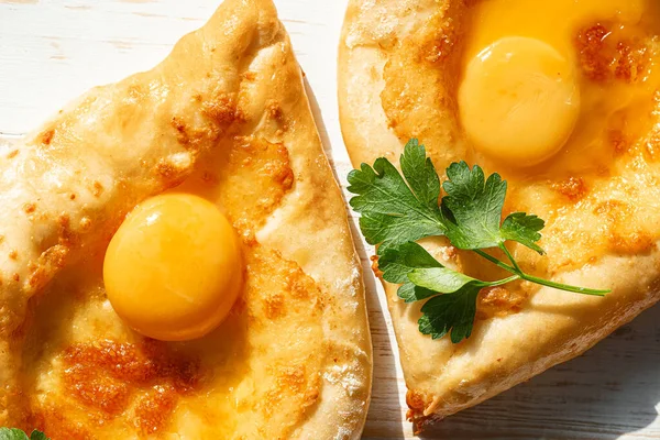 iki Adjarian khachapuri geleneksel Gürcü tarzında.