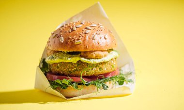 Glütensiz ve keten tohumlu vejetaryen. Nohut burger, roka, turp, avokado salatalığı ve humus. Bitki temelli diyet kavramı.