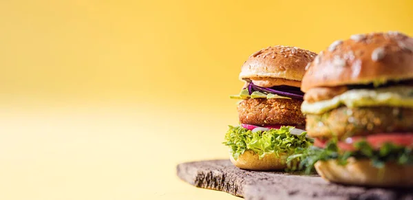 Glütensiz ve keten tohumlu vejetaryen. Nohut burger, roka, turp, avokado salatalığı ve humus. Bitki temelli diyet kavramı.