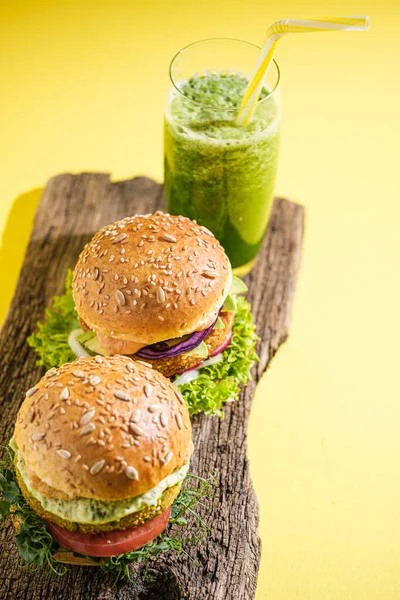 Glütensiz Keten Tohumlu Vejetaryen Nohut Burger Roka Turp Avokado Salatalığı — Stok fotoğraf
