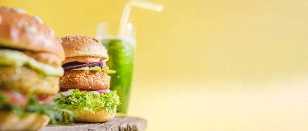 Glütensiz Keten Tohumlu Vejetaryen Nohut Burger Roka Turp Avokado Salatalığı — Stok fotoğraf