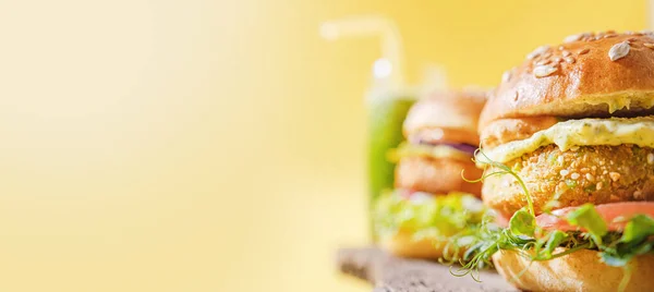 Glütensiz ve keten tohumlu vejetaryen. Nohut burger, roka, turp, avokado salatalığı ve humus. Bitki temelli diyet kavramı.