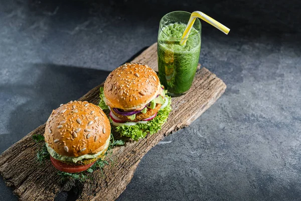 Vegetarian Burger Vegetarian Dengan Roti Gandum Utuh Tomat Bawang Mayones — Stok Foto