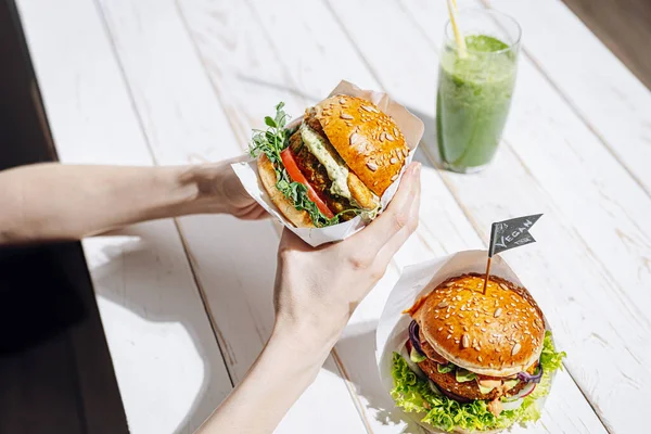 Glütensiz Keten Tohumlu Vejetaryen Nohut Burger Roka Turp Avokado Salatalığı — Stok fotoğraf