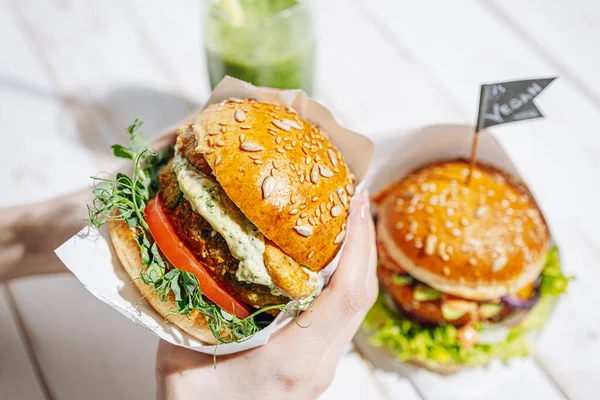 Veganer Mit Klumpen Glutenfrei Mit Leinsamen Kichererbsen Burger Mit Rucola — Stockfoto