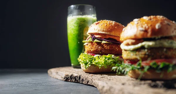Dua Burger Sayuran Segar Tanpa Gluten Dan Daging Burger Dengan — Stok Foto