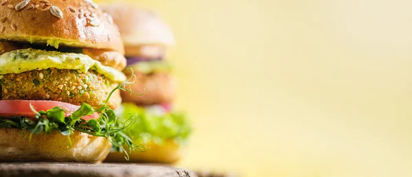 Veganer Mit Klumpen Glutenfrei Mit Leinsamen Kichererbsen Burger Mit Rucola lizenzfreie Stockbilder