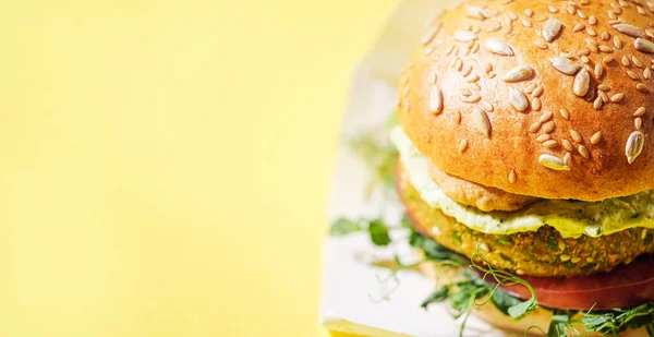 Burger Vegan Buatan Sendiri Dengan Roti Bebas Gluten Dan Potongan — Stok Foto